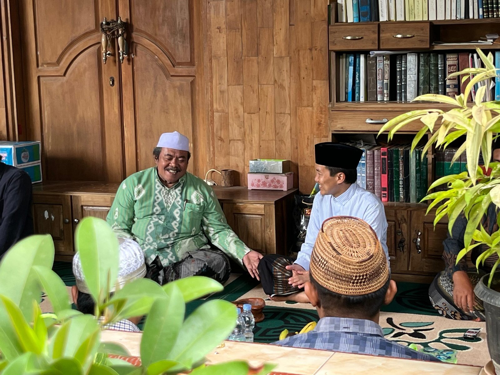 Mas Kiai Disambut Hangat oleh Pengasuh Pondok Pesantren Al Hidayah Assalafiyah Assyafiiyah di Arjasa Kangean